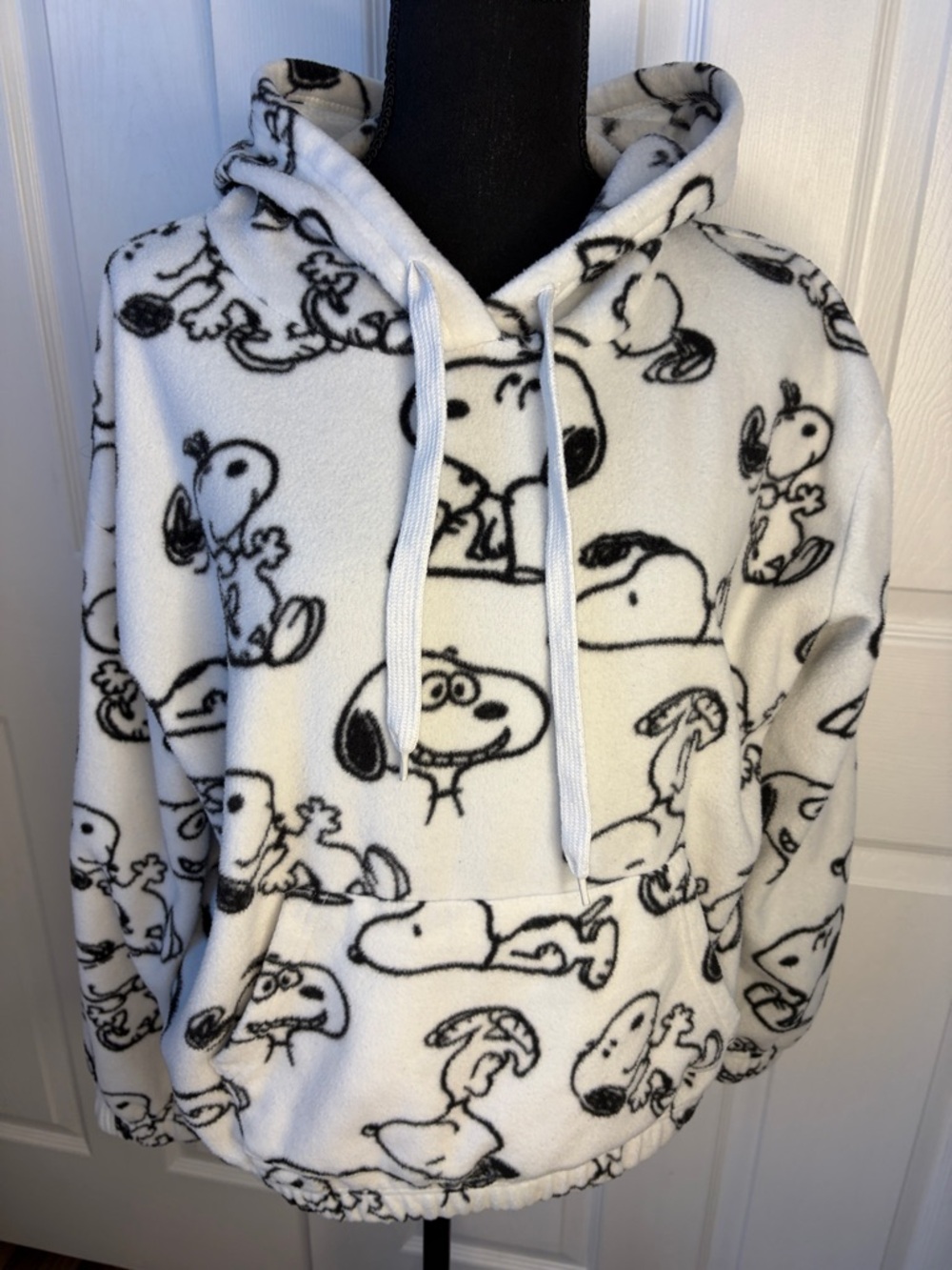 Peanuts White & Black Snoopy Fleece Hoodie w front pocket sz XL